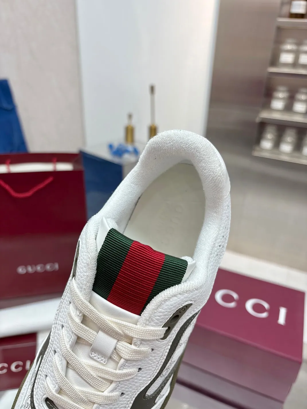 Men's Men's Shoes 💰660 Gucci Gucci's latest hot-selling series of high and low-top distressed couple sneakers are shipped. Original purchase, development and production. This high-low top sneaker adopts a basketball-style silhouette design, cleverly integrated with hollow panels and distressed effects, showing its unique ingenuity. The ingenuity incorporates brand logo details such as interlocking Double G styling accessories and Gucci lettering, a low-key tribute to the brand's design heritage.  ▪️ Fabric: Original customized imported first-layer cowhide ▪️ Lining: Sweat-absorbent and deodorant towel lining ▪️ Sole: Original molded TPU sole ▪️ Sole thickness: 3cm ▪️ Size: Male 39-46 (46 customized)